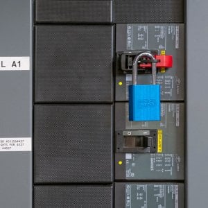 Master Lock S3822 Kompakt Şalter Kilitleme Aparatı Orta(120/240V)